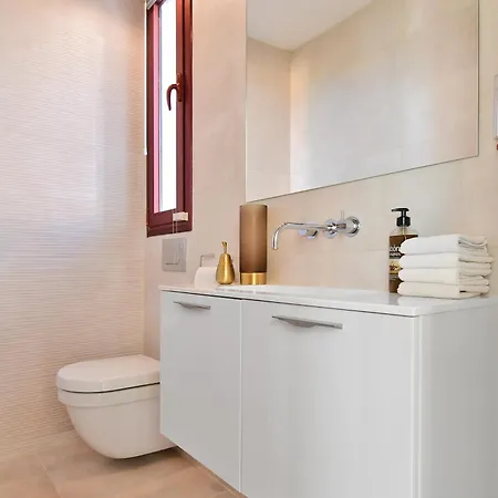 Extraordinary 7 Bdrm W Pool, Gym, Cinema Appartement *