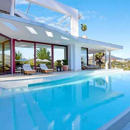 Extraordinary 7 Bdrm W Pool, Gym, Cinema *